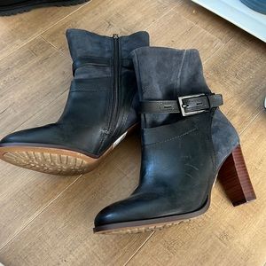 Clarks leather boots. Size US8M NWT